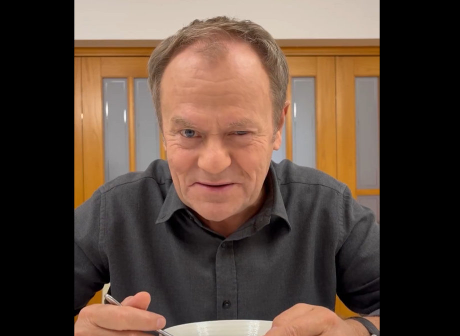 tusk-je-urek-zapowiada-deser-i-puszcza-oko